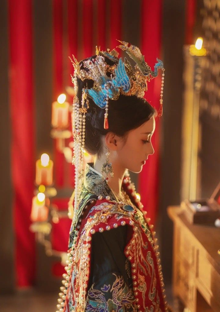 Splendor of Ming-Style Hanfu:The Red Robe Splendor of Ming-Style Hanfu:The Red Robe