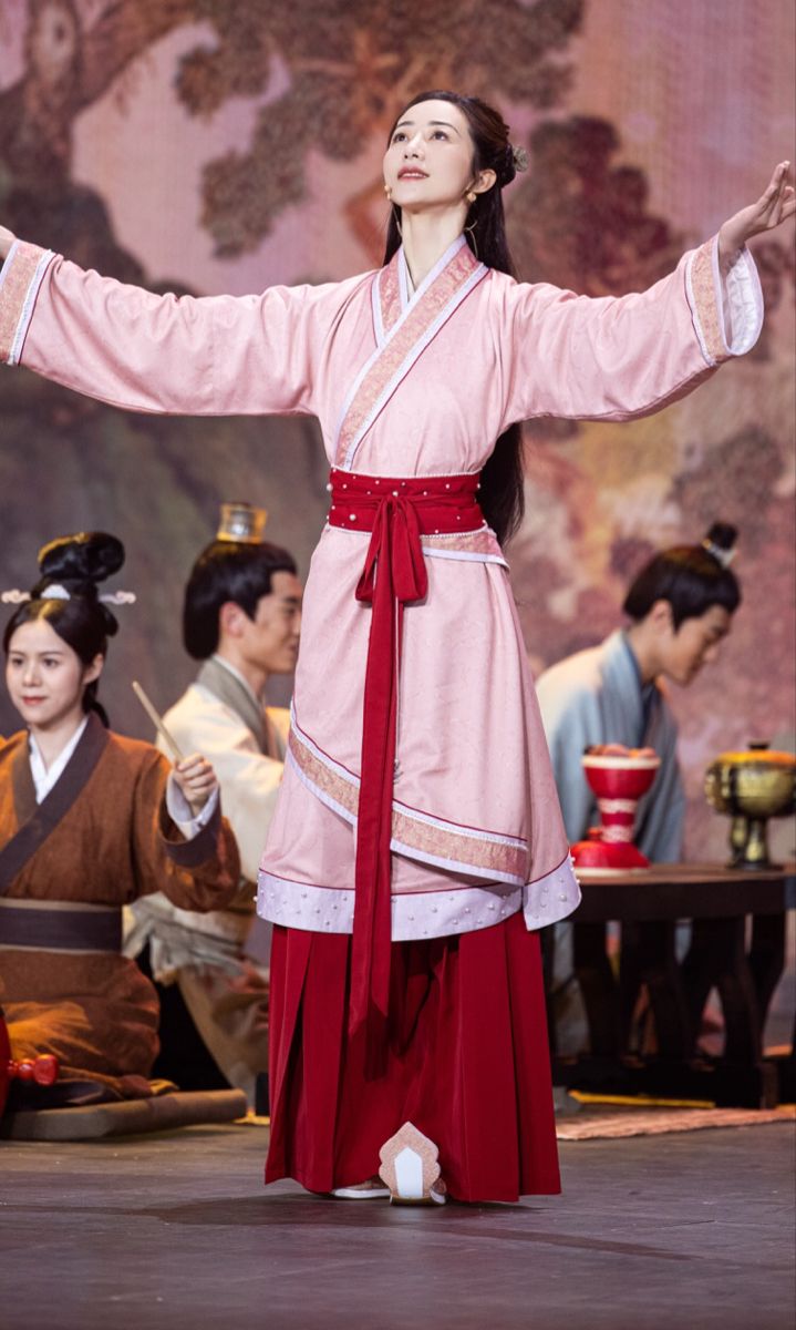 Youthful and Stylish:The Rise of Long Cheongsam in Summer Fashion for Young Women