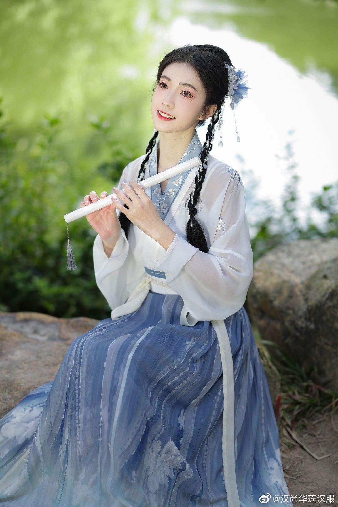 The Charm of Cheongsam Overlays with Western-Style Tops The Charm of Cheongsam Overlays with Western-Style Tops