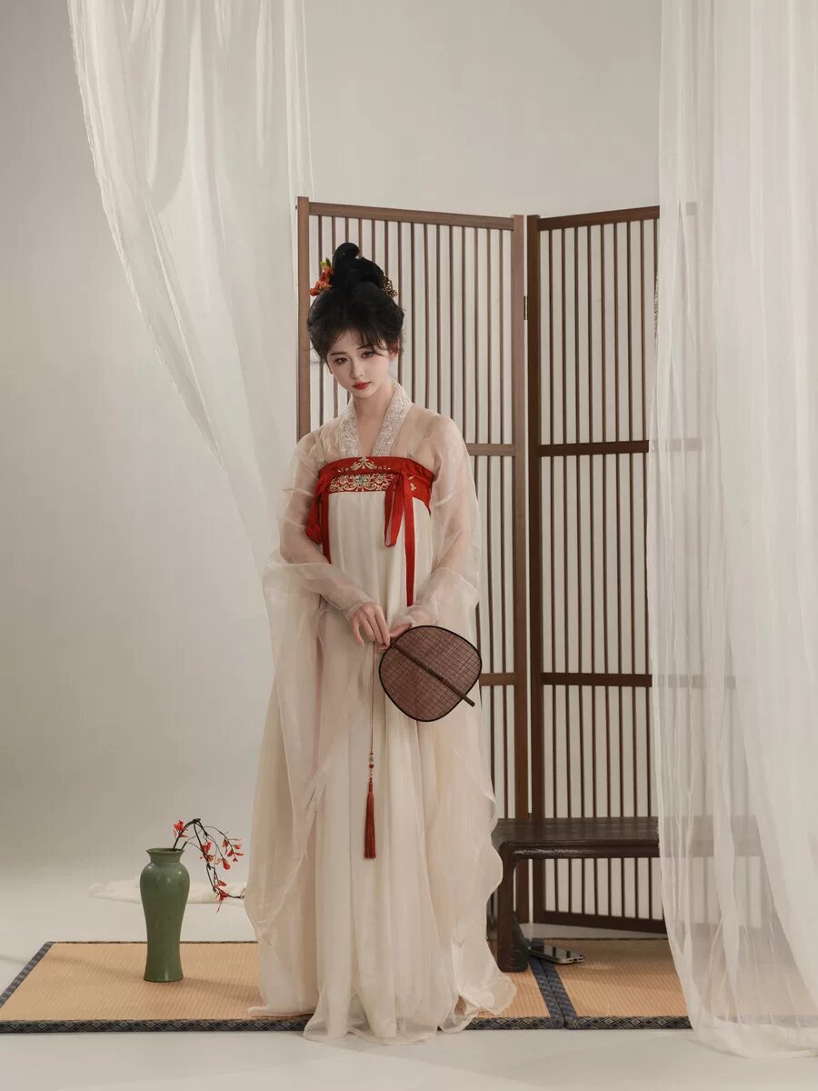 Embracing Modernity in Red:The Evolution of Chinese Cheongsam Fashion Embracing Modernity in Red:The Evolution of Chinese Cheongsam Fashion