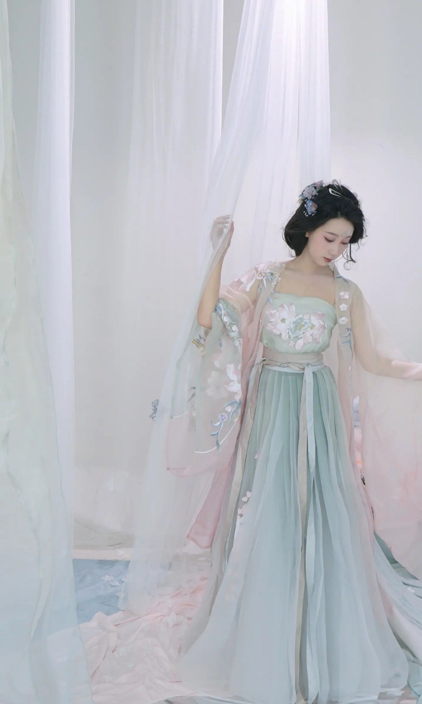 Children in Hanfu:A Fairy Tale of Immortality and Ethnic Elegance Children in Hanfu:A Fairy Tale of Immortality and Ethnic Elegance