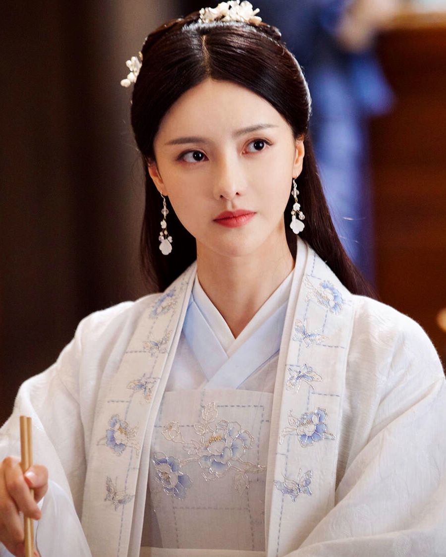 Little Girls in Traditional Hanfu T-shirts:A Glimpse into the World of Chinese Cultural Fashion