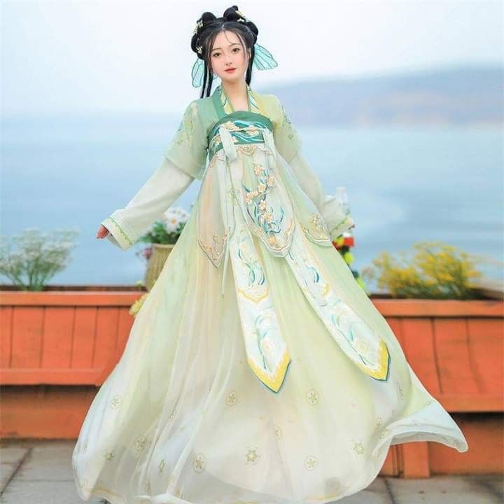 Elegant Beauty in Cheongsam:The Art of Chinese Traditional Clothing Elegant Beauty in Cheongsam:The Art of Chinese Traditional Clothing
