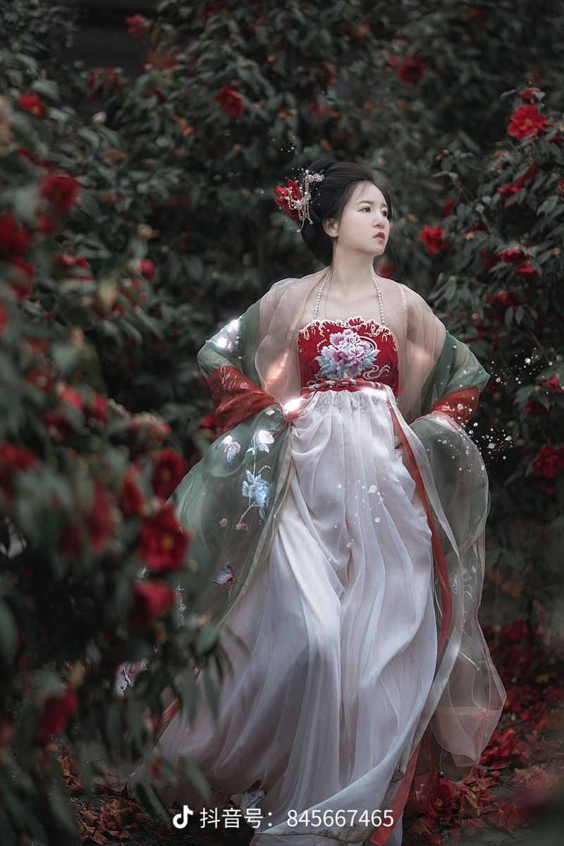 The Enchantment of Xiaoqians Hanfu Fashion:A Journey into Traditional Chinese Beauty The Enchantment of Xiaoqians Hanfu Fashion:A Journey into Traditional Chinese Beauty