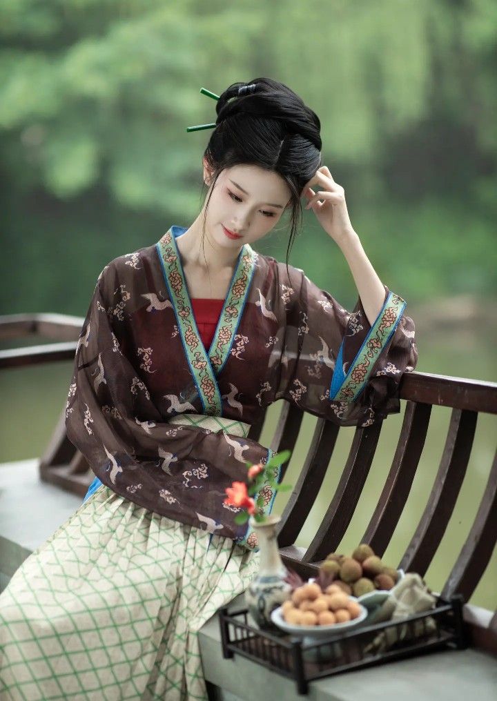The Pattern Design of the Horseface Skirt:A Traditional Chinese Clothing The Pattern Design of the Horseface Skirt:A Traditional Chinese Clothing