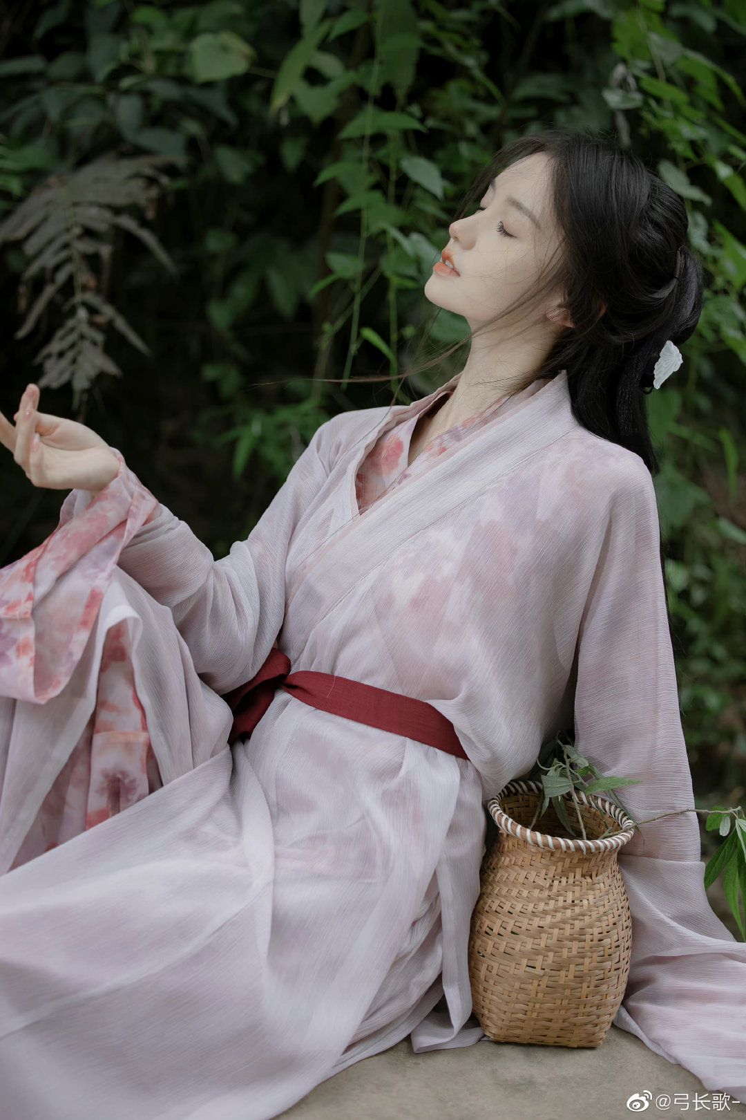 White Embroidery Cheongsam:A Blend of Tradition and Elegance White Embroidery Cheongsam:A Blend of Tradition and Elegance