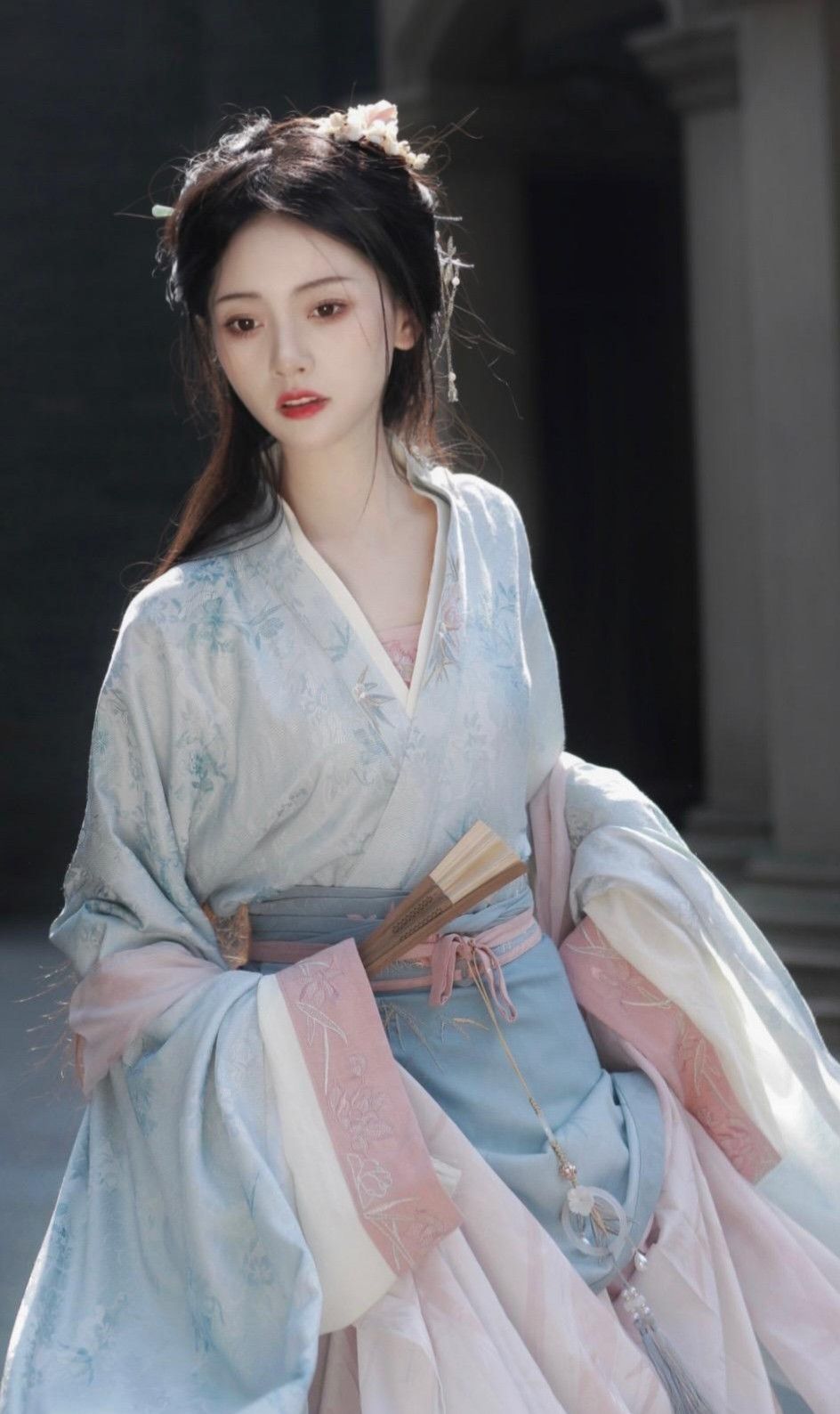 Children in Hanfu:The Blooming Lotus of the Other World Children in Hanfu:The Blooming Lotus of the Other World