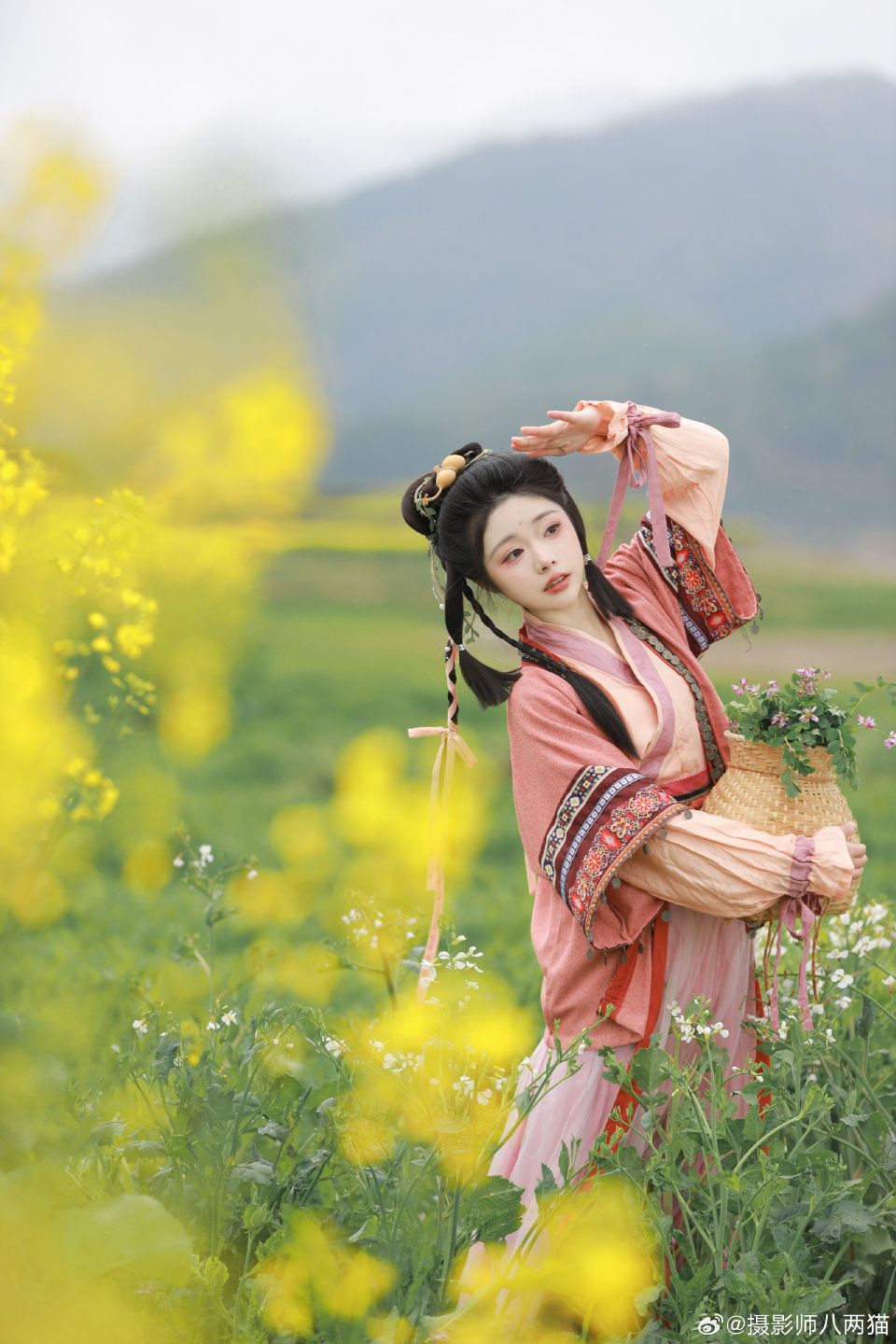 The Enchantment of Taro Pudding and Egg Yolk in Traditional Hanfu Fashion The Enchantment of Taro Pudding and Egg Yolk in Traditional Hanfu Fashion