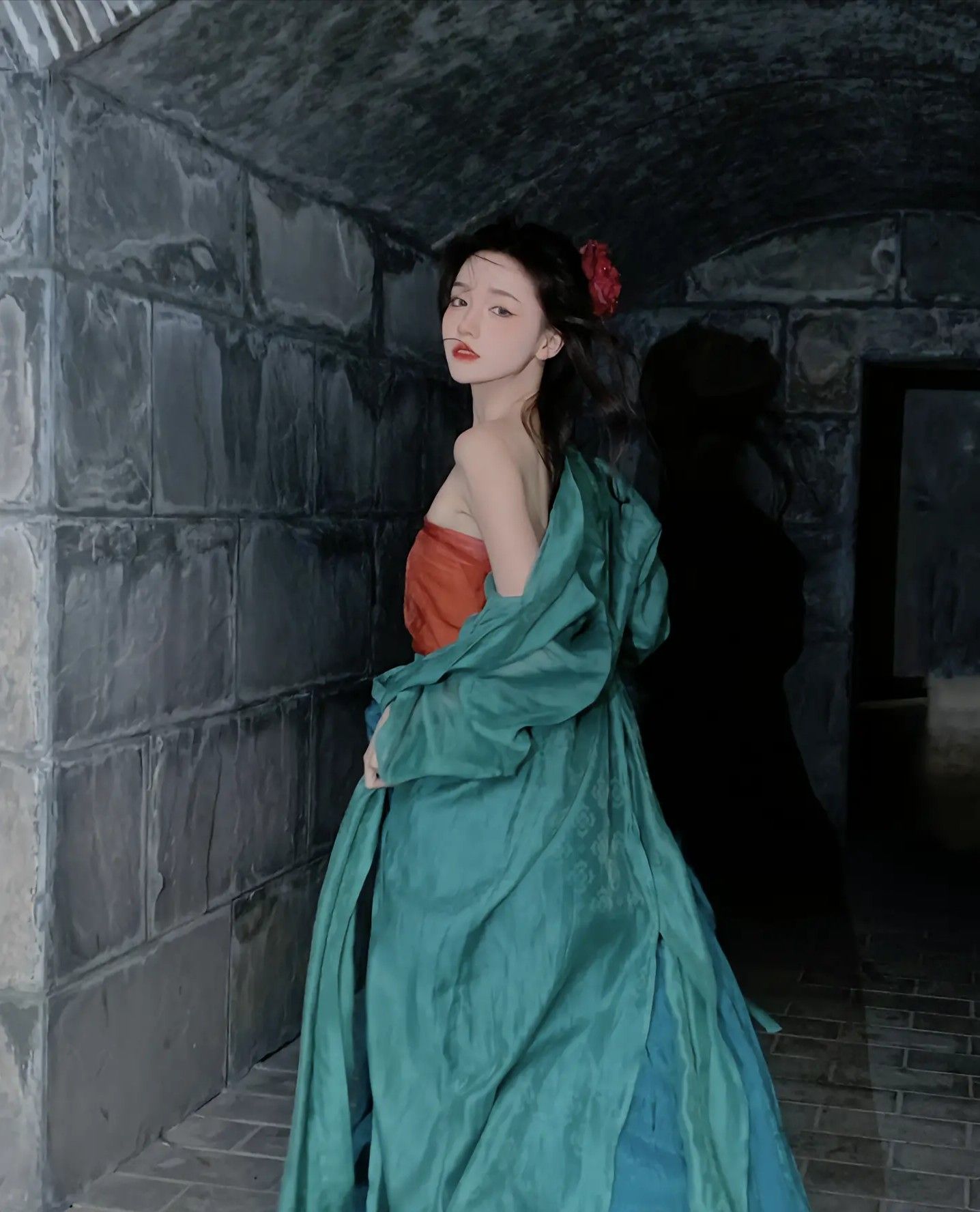 Embracing the Youthful Charm of Low-Cut Cheongsam Skirts Embracing the Youthful Charm of Low-Cut Cheongsam Skirts