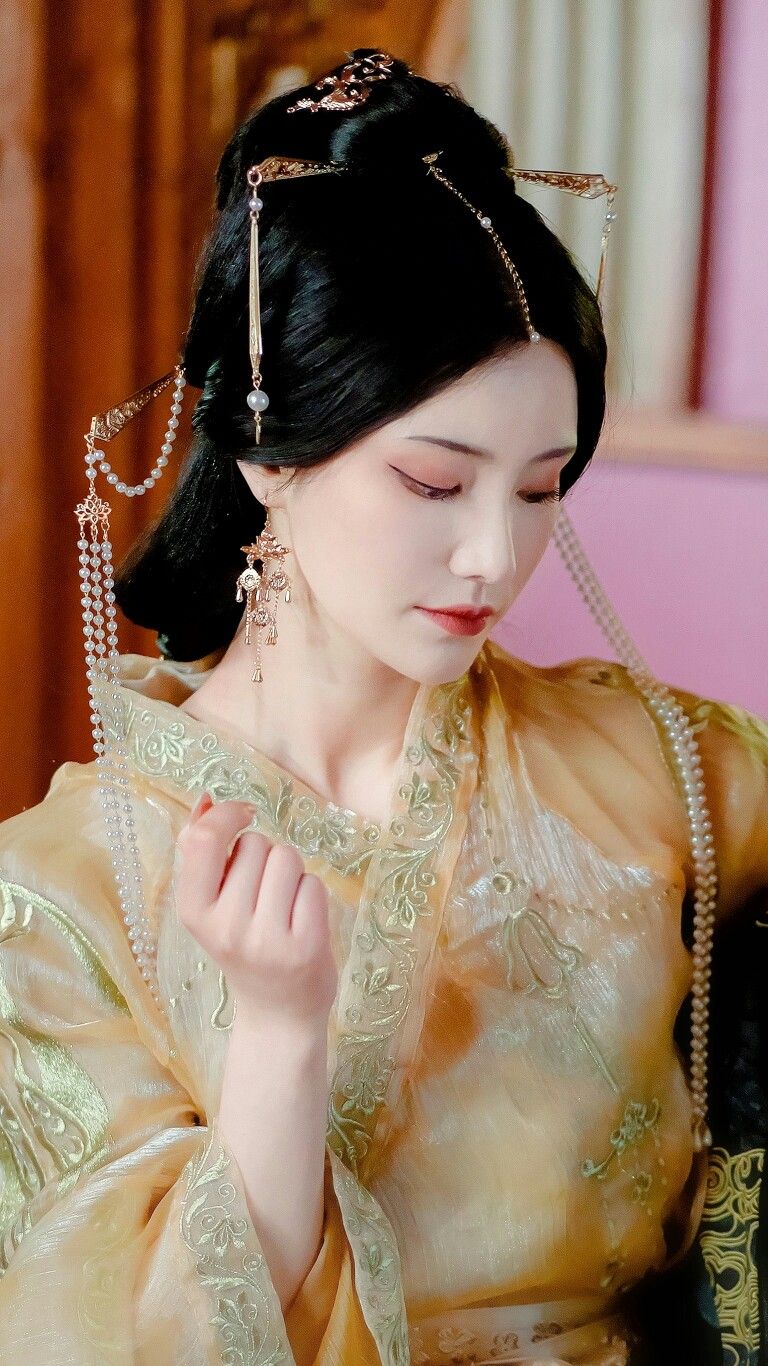 The Low-Cut Chinese Cheongsam:A Blend of Tradition and Modernity The Low-Cut Chinese Cheongsam:A Blend of Tradition and Modernity