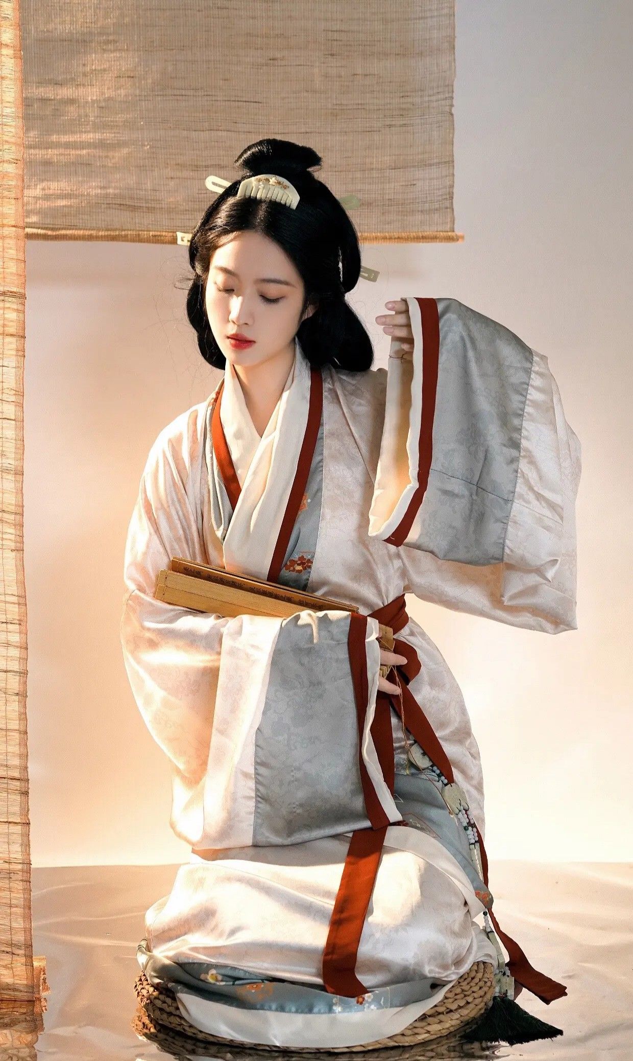 The Enchantment of Hanfu:A Girl Childs Journey in Traditional Chinese Han-Tang Fashion The Enchantment of Hanfu:A Girl Childs Journey in Traditional Chinese Han-Tang Fashion