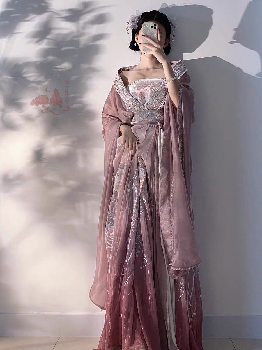 The Elegance of Cheongsam:A Symbol of Grace and Tradition