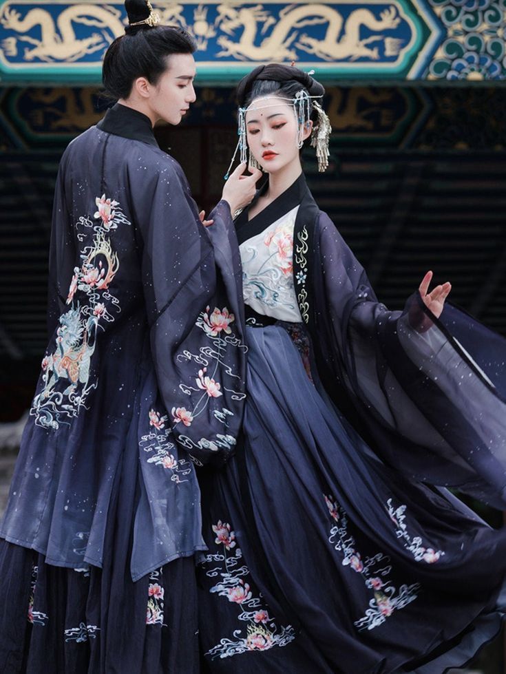 Elaborate Headdresses and Crowns to Match the Elegance of a Horseface Skirt Elaborate Headdresses and Crowns to Match the Elegance of a Horseface Skirt