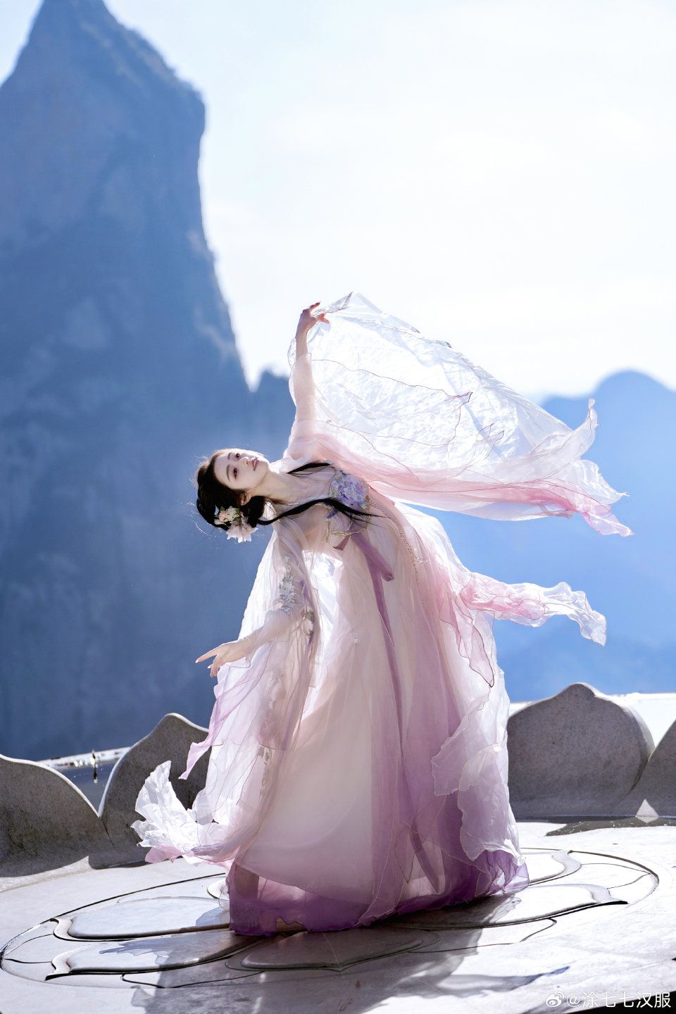 Traditional Chinese Elegance:The New Wave of Womens Tang-Style Jacket with Modern Fusion Traditional Chinese Elegance:The New Wave of Womens Tang-Style Jacket with Modern Fusion