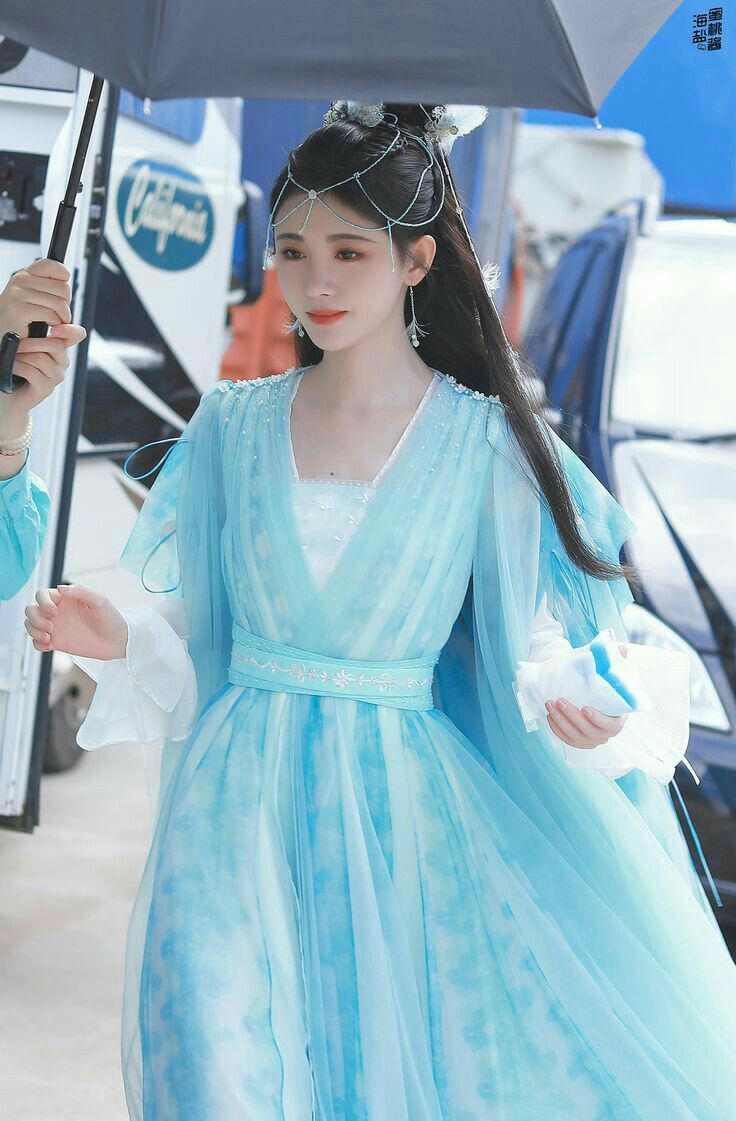 Neo-Chinese Styled Qipao as a Toast-Wearing for Modern Elegance