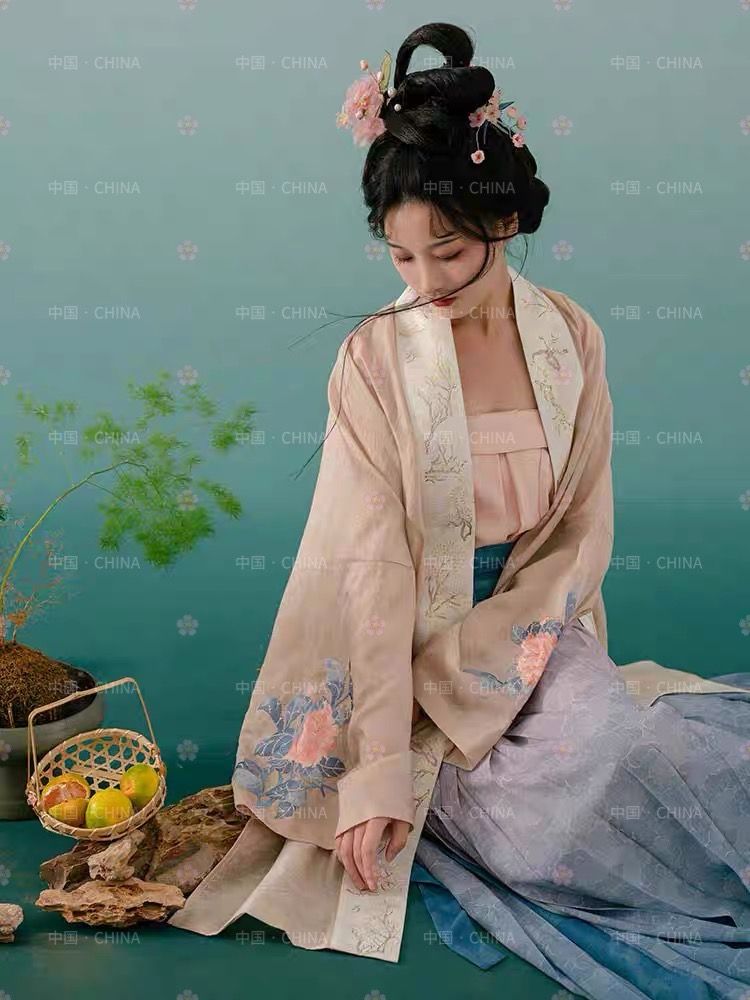 Black Cheongsam and the Bamboo:A Cultural Exploration Black Cheongsam and the Bamboo:A Cultural Exploration