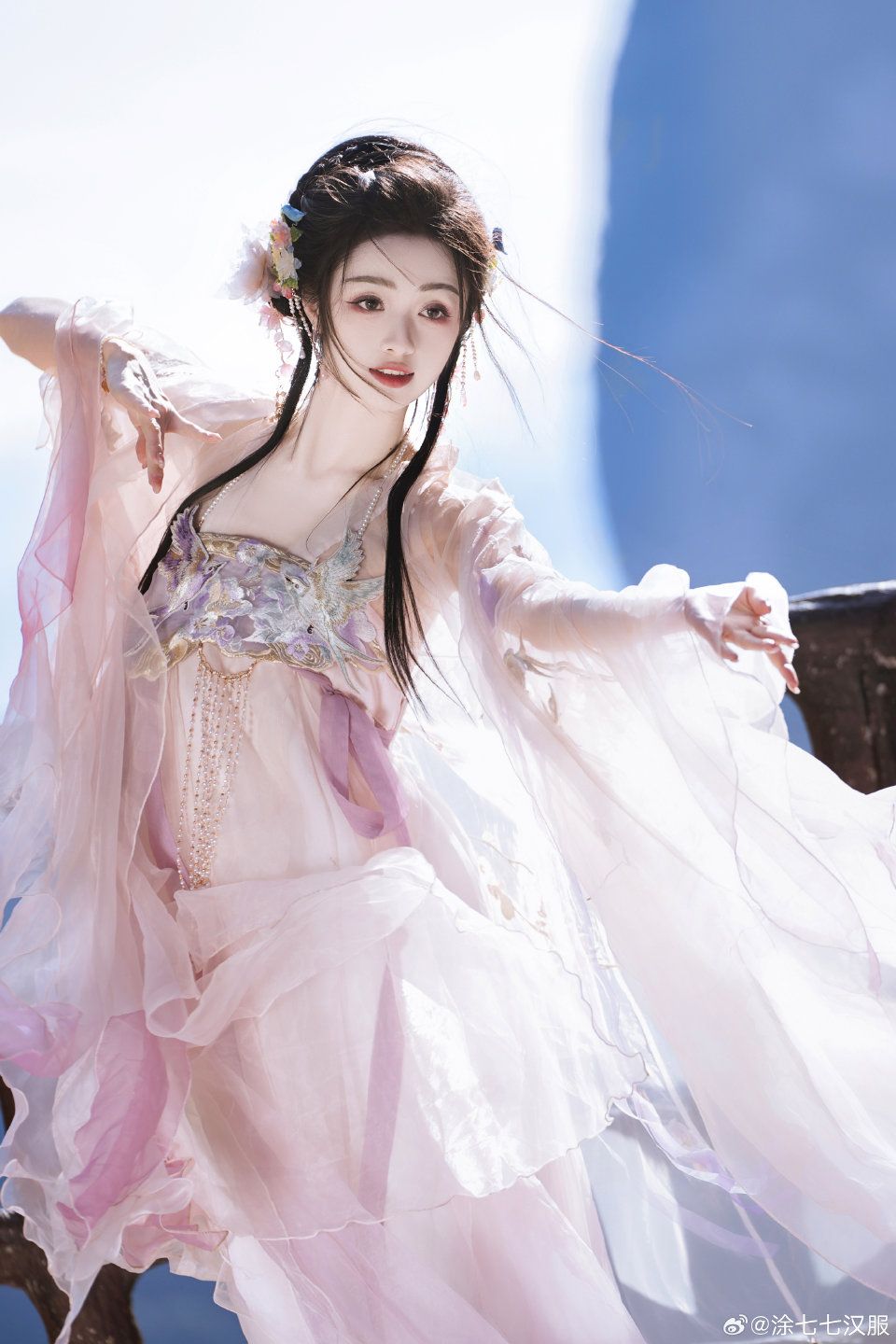 Embracing the New Chinese Cheongsam Style:A Guide for Petite XS-Size Women Embracing the New Chinese Cheongsam Style:A Guide for Petite XS-Size Women