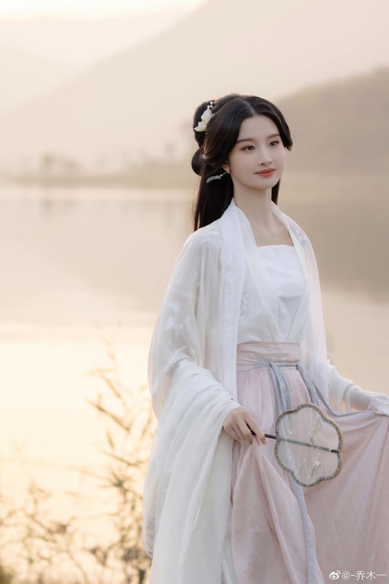 The Charm of Cheongsam-Inspired Short-Sleeve Blouses with Collar Necklines The Charm of Cheongsam-Inspired Short-Sleeve Blouses with Collar Necklines