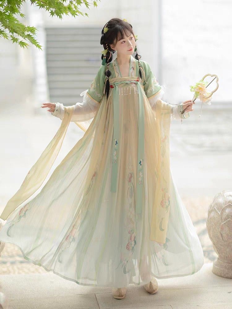 Plump Elegance:Winter Wedding Gowns with Modern Chinese Style Skirt with Horseface Pattern Plump Elegance:Winter Wedding Gowns with Modern Chinese Style Skirt with Horseface Pattern