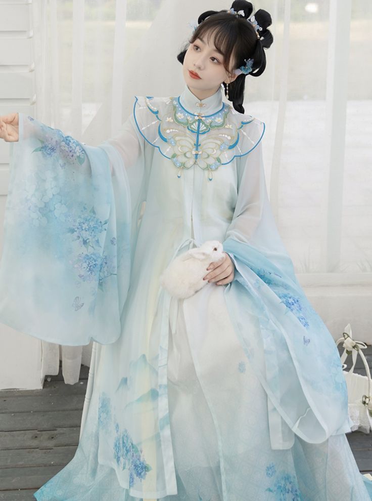 Tailored Tradition:The Rise of Custom-made Hanfu in Modern Times Tailored Tradition:The Rise of Custom-made Hanfu in Modern Times