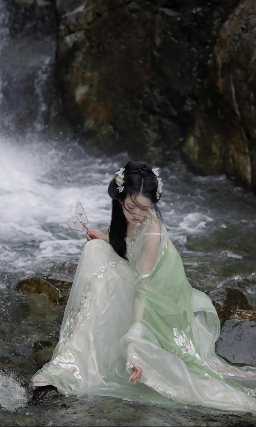 Girls New Year in Traditional Hanfu Fashion:A Celebration of Chinese Heritage Girls New Year in Traditional Hanfu Fashion:A Celebration of Chinese Heritage