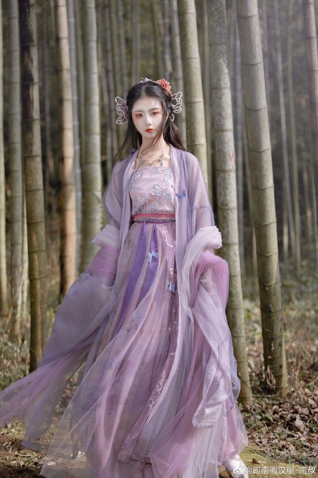 Stylish Girl Child in a毛衣搭配马面裙 Stylish Girl Child in a毛衣搭配马面裙