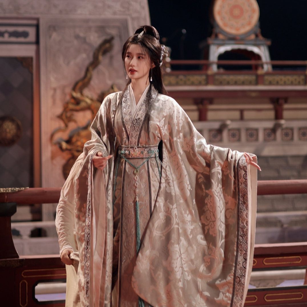 Summer in a Glow of Red:The Enchantment of a Little Girl in Traditional Hanfu Dress