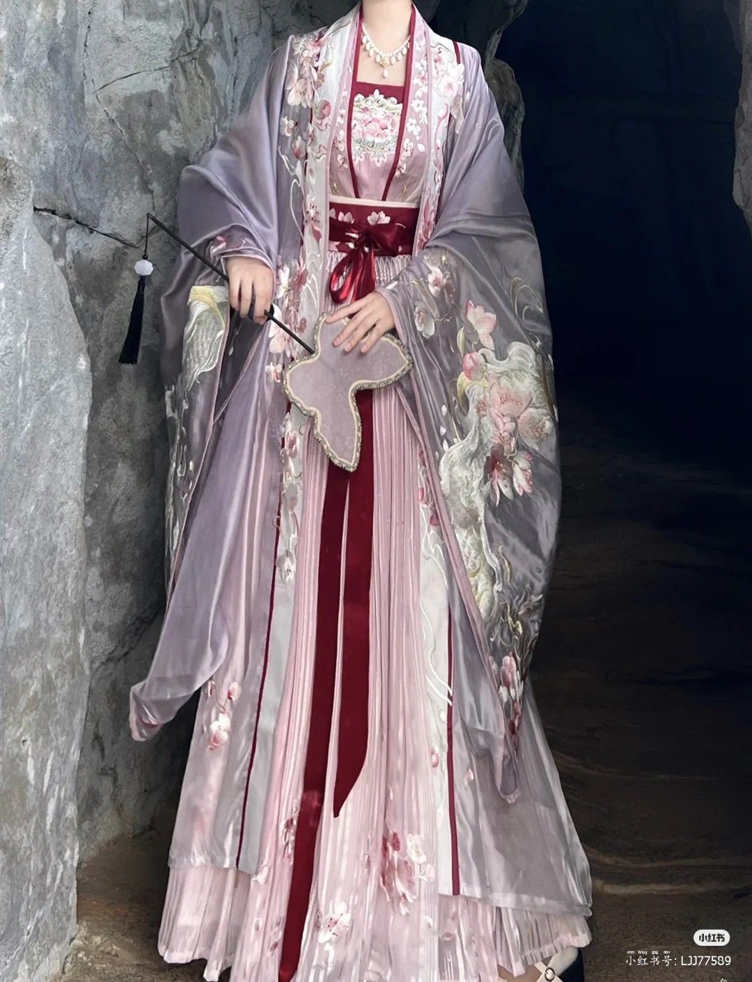 The Charm of Qipao:The Allure of a Forty-Something Woman in a Cheongsam Skirt