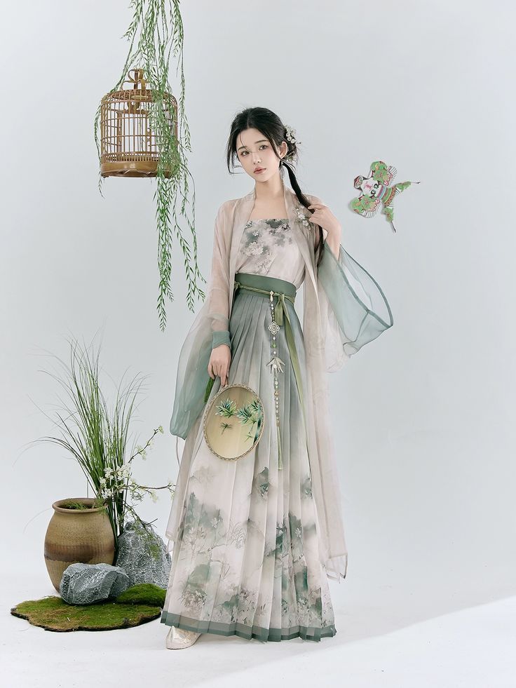 Summer Ethereality in Tang-Era Hanfu Costumes:A Glimpse into the World of a Tang-Era Hanfu Woman Summer Ethereality in Tang-Era Hanfu Costumes:A Glimpse into the World of a Tang-Era Hanfu Woman