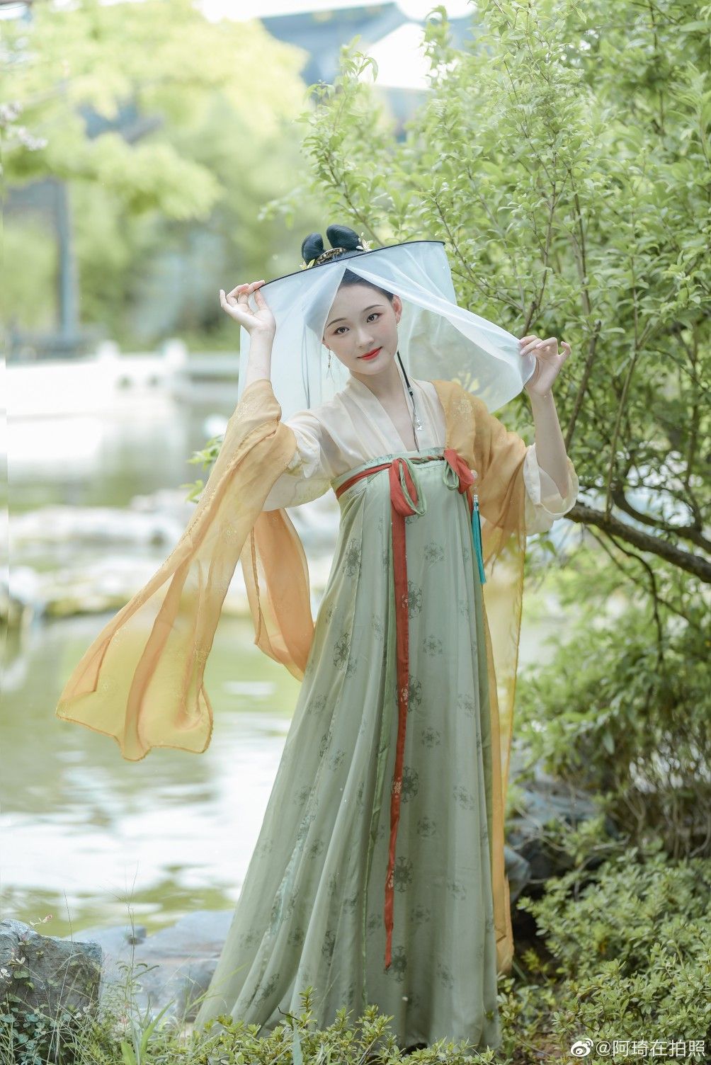 The Cultural Revival of Hanfu Costumes and the Art of the Bamboo Flute Accessories