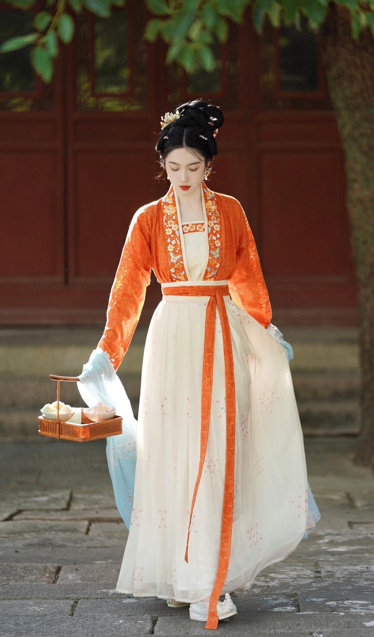 Petite and Slim in a Cheongsam:Embracing the Beauty of Mini Figures Petite and Slim in a Cheongsam:Embracing the Beauty of Mini Figures
