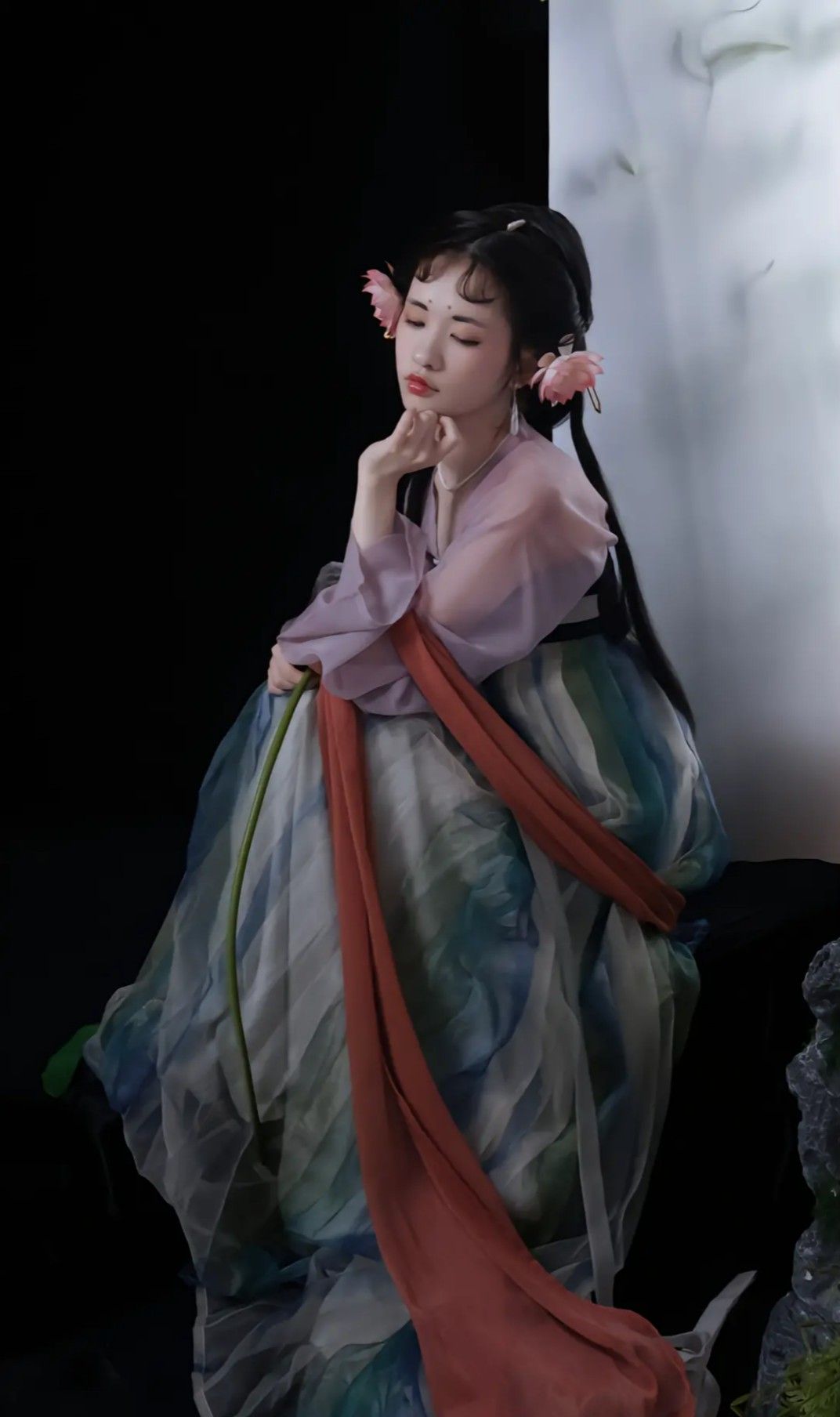 Embracing Modernity in a Youthful Style:The Rise of Silk-Velvet Cheongsam for the New Generation Embracing Modernity in a Youthful Style:The Rise of Silk-Velvet Cheongsam for the New Generation