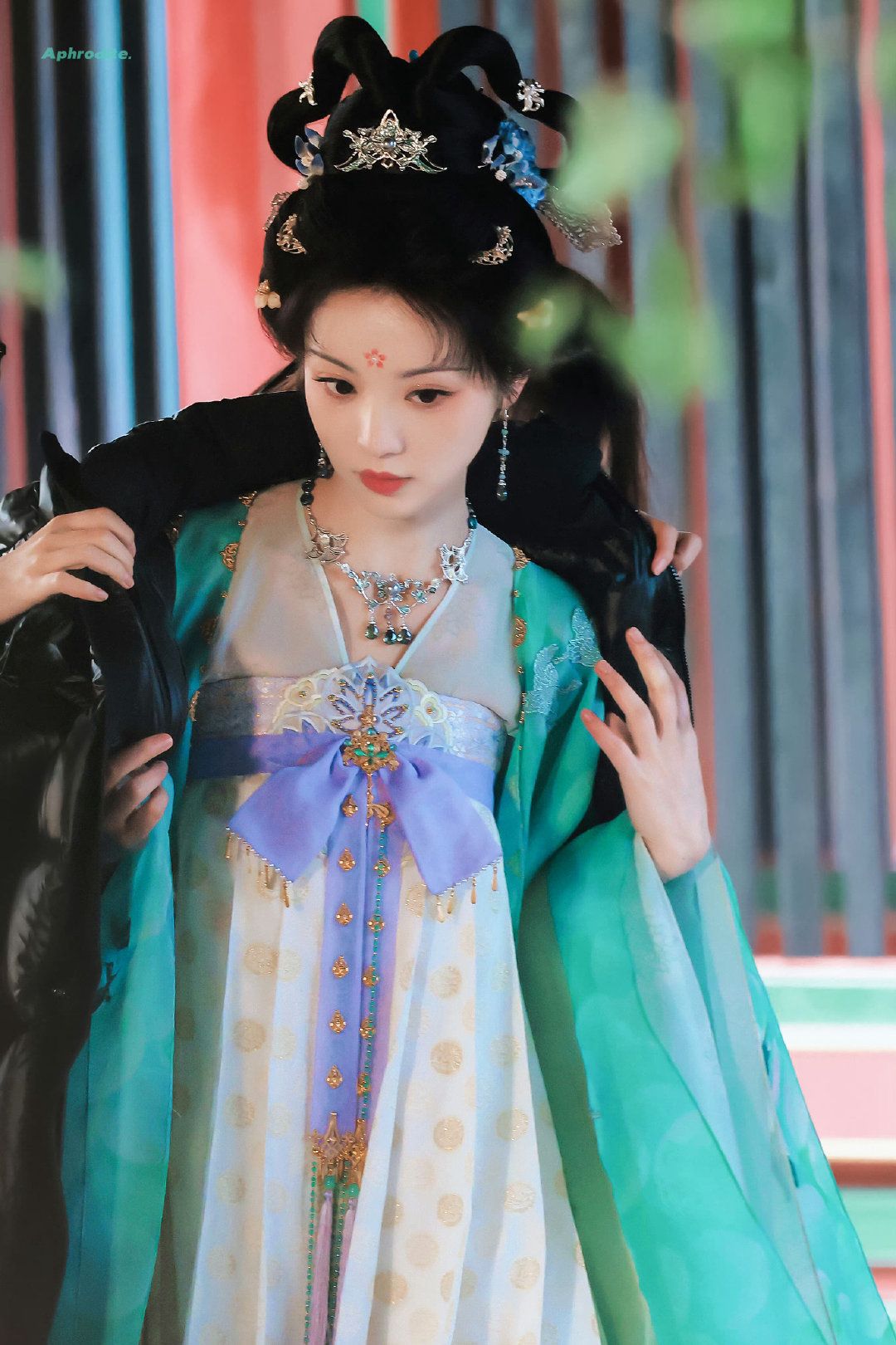 Live Streaming Fashion:The Embrace of Cheongsam by a Female Cloth Presenter Live Streaming Fashion:The Embrace of Cheongsam by a Female Cloth Presenter
