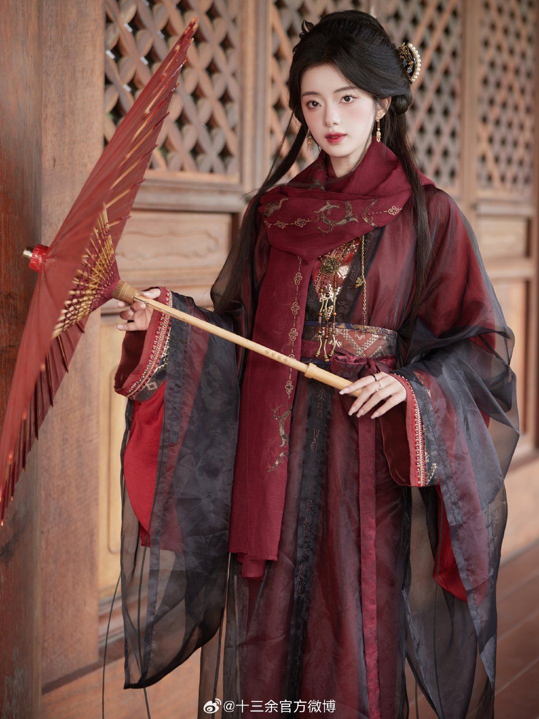 The Elegance of a Plus-Size Cheongsam Woman The Elegance of a Plus-Size Cheongsam Woman