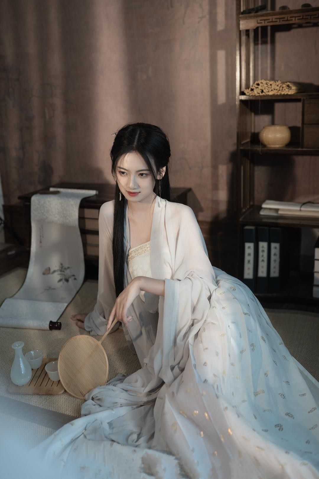 Yu Zhaos Style:Exploring the Allure of Traditional Hanfu Fashion in the Modern Era Yu Zhaos Style:Exploring the Allure of Traditional Hanfu Fashion in the Modern Era