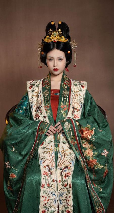Plus Size Womens Tang-Style Hanfu Fashion:Embracing the Beauty of Traditional Chinese Attire Plus Size Womens Tang-Style Hanfu Fashion:Embracing the Beauty of Traditional Chinese Attire