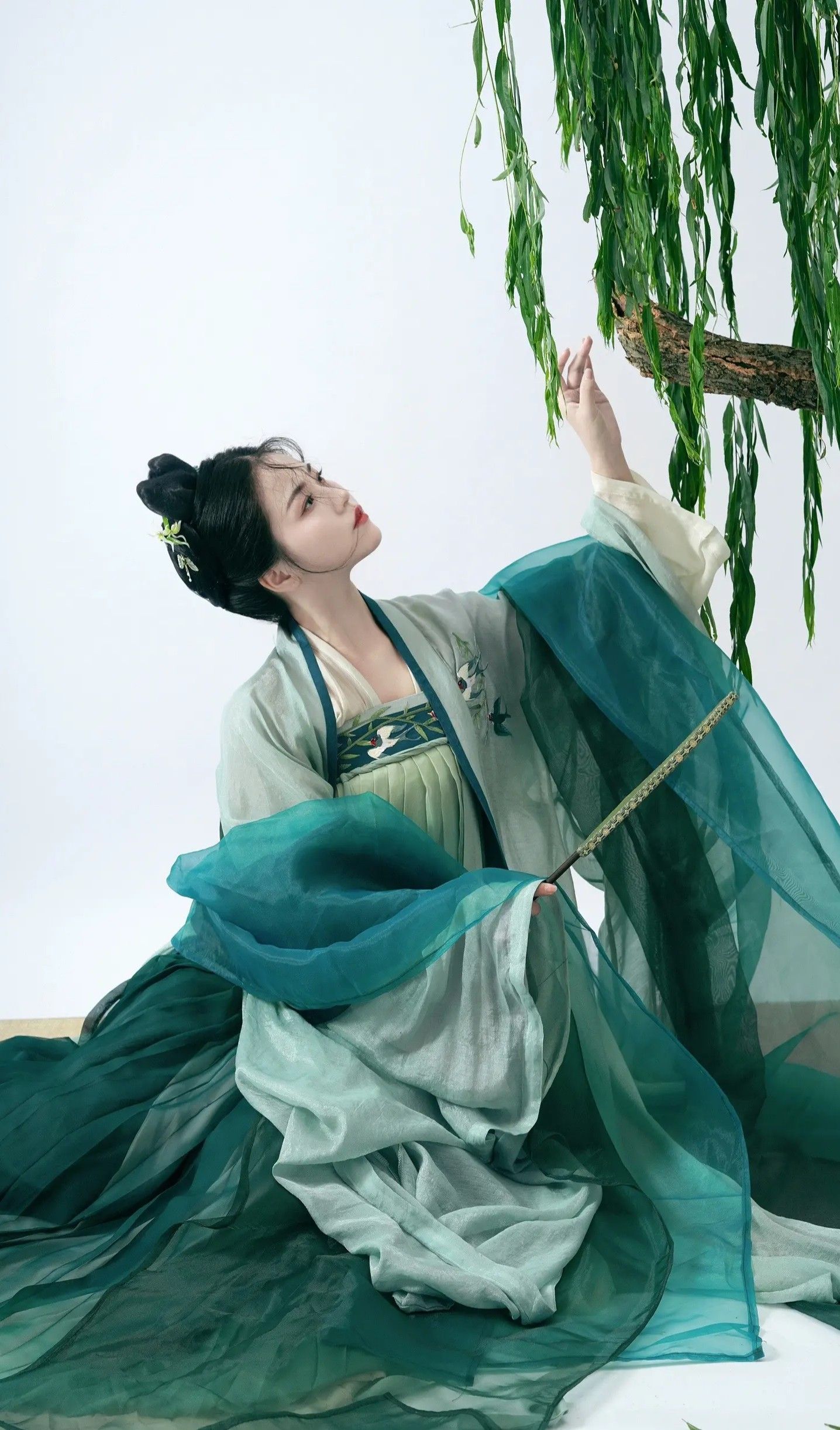 Modern Chinese Style Qipao:A Flattering and Belly-Covering Evolution Modern Chinese Style Qipao:A Flattering and Belly-Covering Evolution