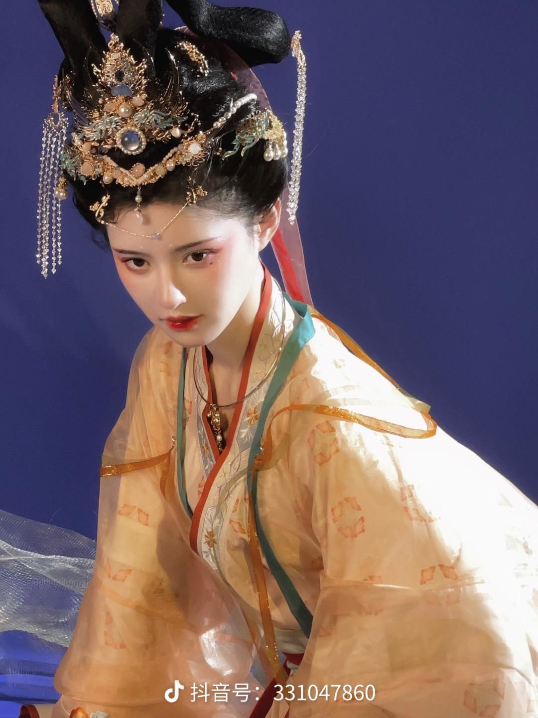 The Splendor of Song-Style Hanfu in Autumn Winter The Splendor of Song-Style Hanfu in Autumn Winter