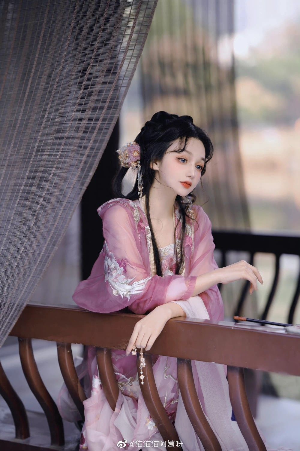 Vintage Cheongsam of the Republic Era:Embracing the Curves of Old Shanghai