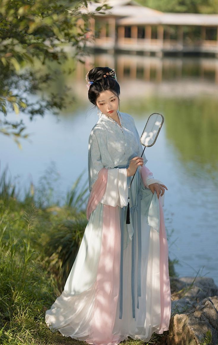 Elegant Girls Hanfu Accessories:The Allure of Traditional Chinese Fan