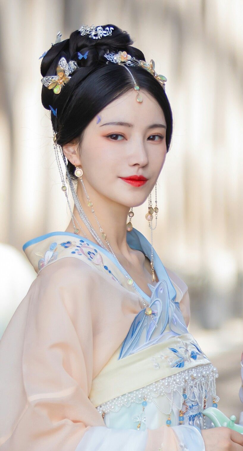 The Enigma of Hanfu Face Veils:A Cultural Exploration of its Symbolic Significance The Enigma of Hanfu Face Veils:A Cultural Exploration of its Symbolic Significance
