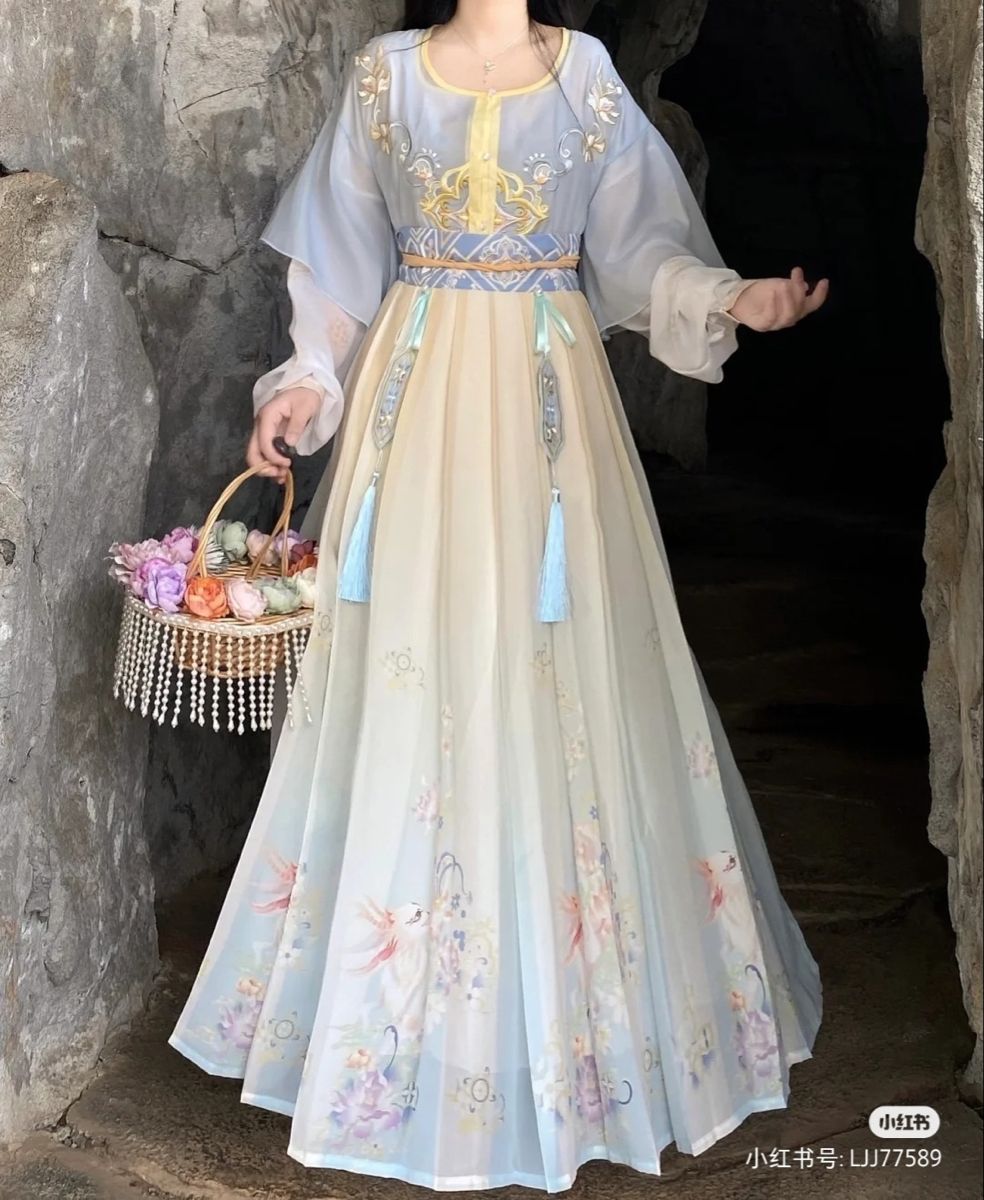 The Enchantment of White Hanfu:The Immortal Beauty of Traditional Chinese Clothing The Enchantment of White Hanfu:The Immortal Beauty of Traditional Chinese Clothing