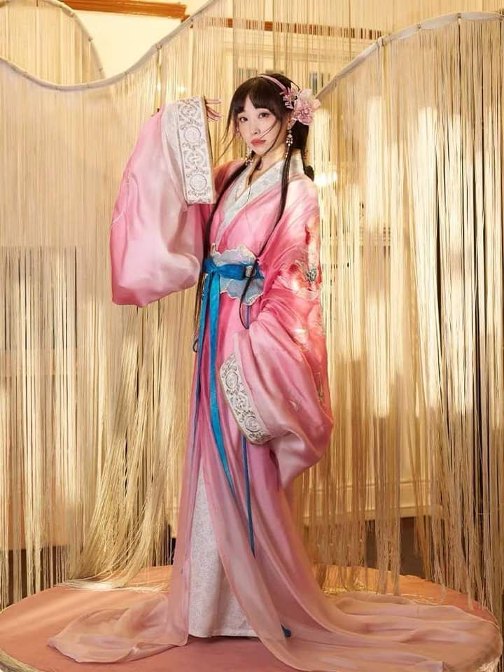 The Elegance of a Bride in a Plunging Neckline Corset and a Long Cheongsam The Elegance of a Bride in a Plunging Neckline Corset and a Long Cheongsam