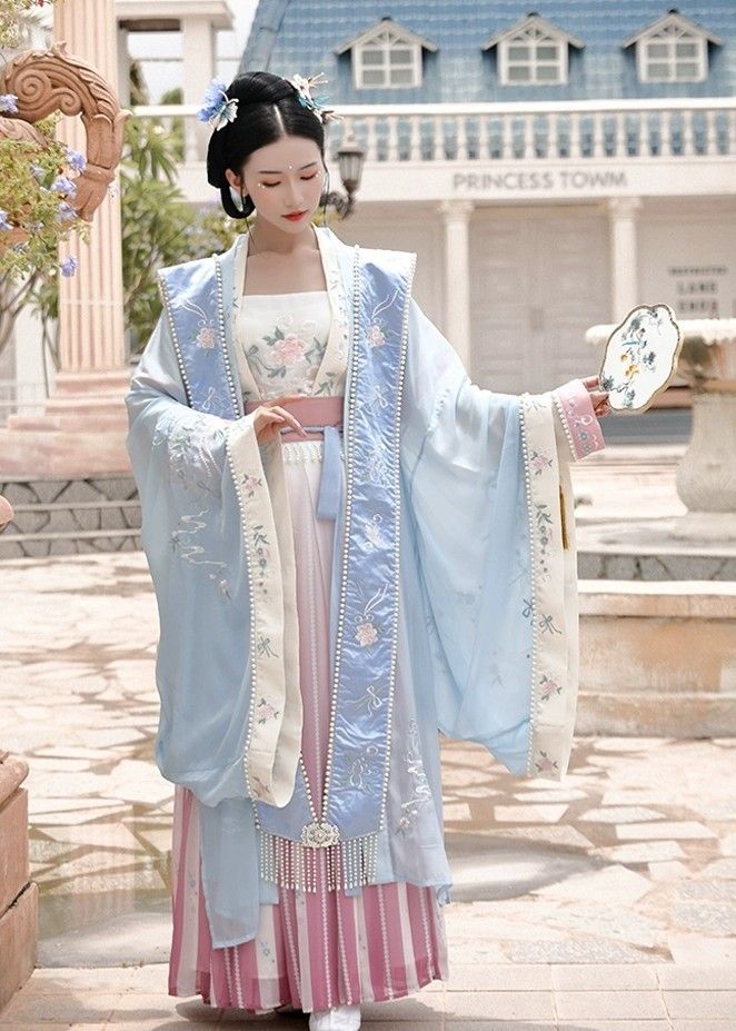 Ancient Hanfu Fashion:The Enchanting Journey of a Female Student into the Realm of Immortal Beauty Ancient Hanfu Fashion:The Enchanting Journey of a Female Student into the Realm of Immortal Beauty