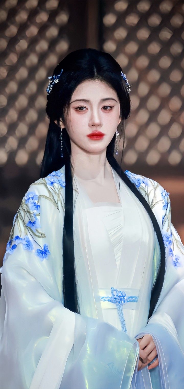 The Enchantment of Maogreen Cheongsam:A Traditional Beauty in Modern Context The Enchantment of Maogreen Cheongsam:A Traditional Beauty in Modern Context