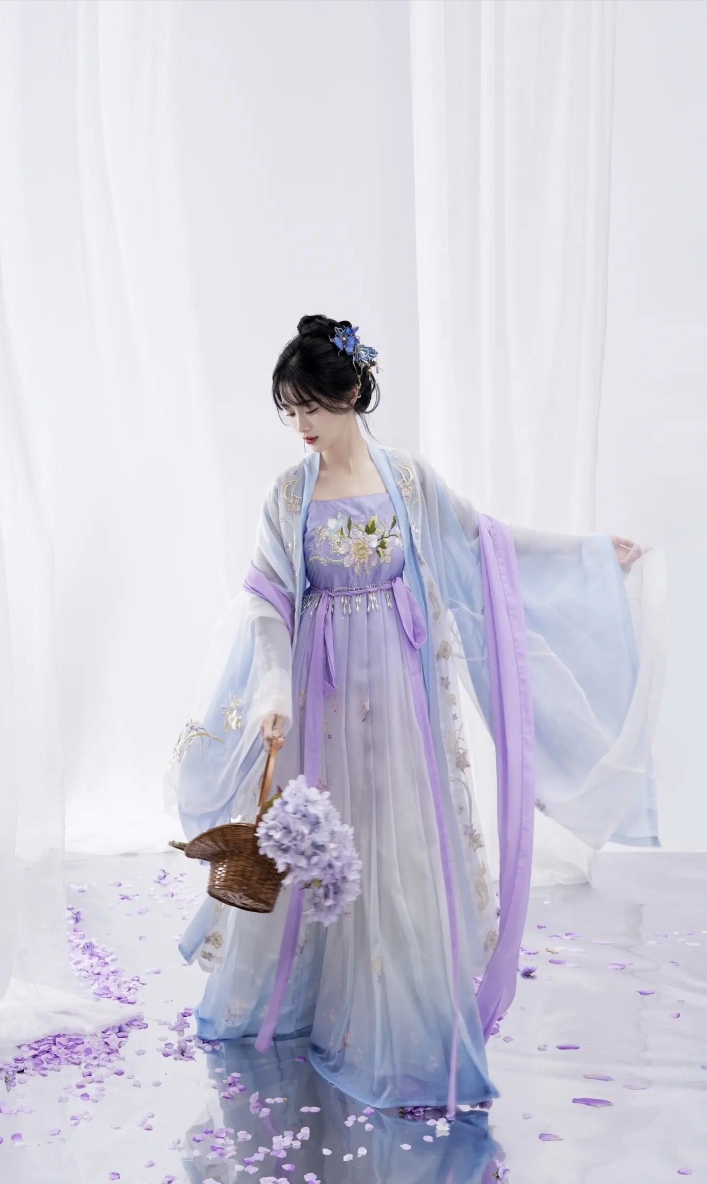 The Elegance of White Long Cheongsam:A Closer Look The Elegance of White Long Cheongsam:A Closer Look