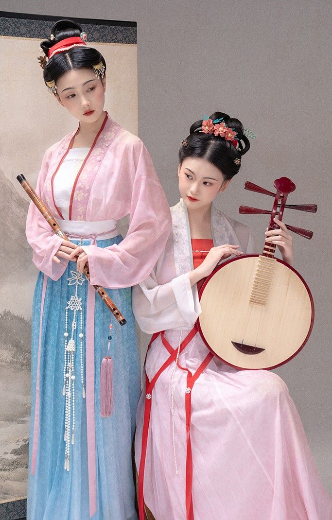 Moonlit Elegance:The Story of Qipaos Fragrant Cloud Silk at We Liang Moonlight Cheongsam Shop Moonlit Elegance:The Story of Qipaos Fragrant Cloud Silk at We Liang Moonlight Cheongsam Shop