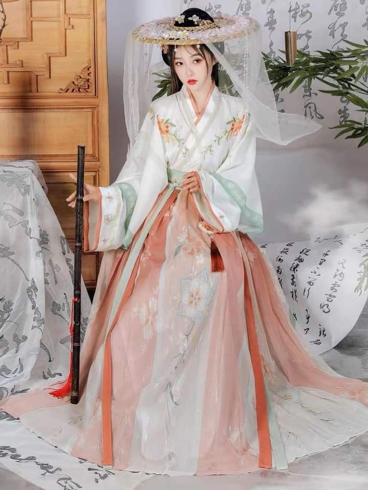 The Revival of Qings Style Horseface Skirt:A Blend of Tradition and Modernity