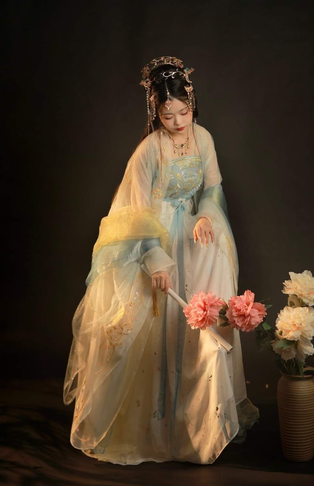 Elegance in Traditional Chinese Clothing:The Story of Yiyis Cheongsam