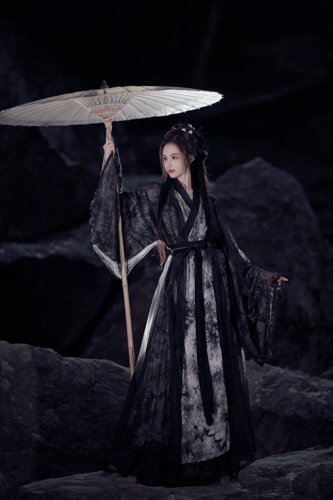The World of Ten-Year-Old Hanfu-Wearing Girl The World of Ten-Year-Old Hanfu-Wearing Girl